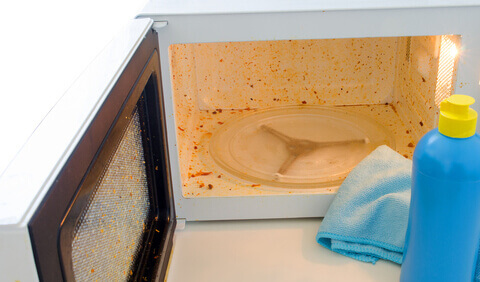 Cleaning hacks to easily clean the microwave