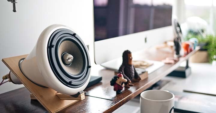 Interesting decoration pieces on home office desk