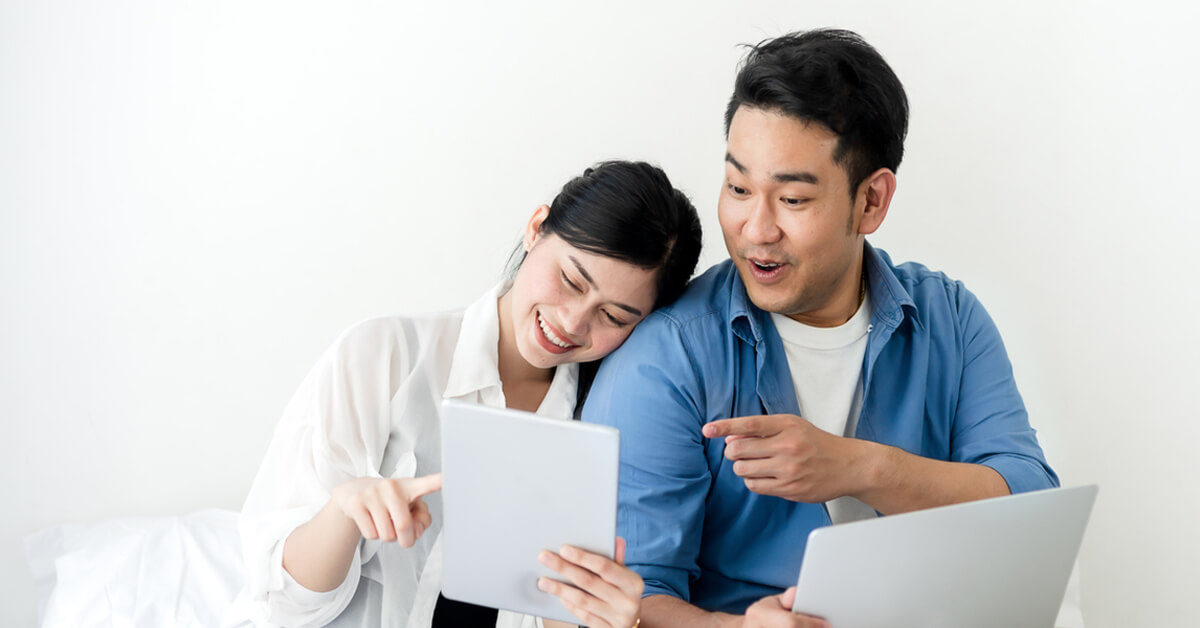 A couple spending time online together to avoid being bored at home