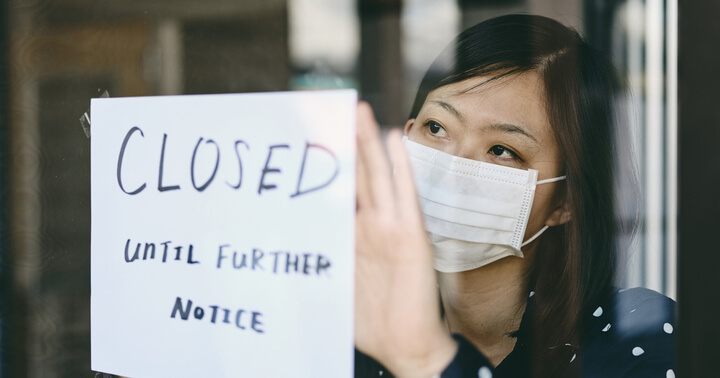 A woman closing her shop due to the pandemic