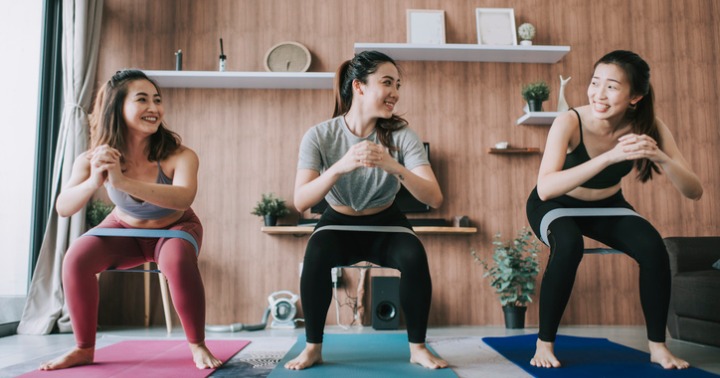 Home workout among friends