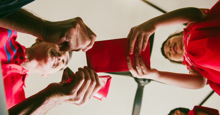 Receiving red packet from family