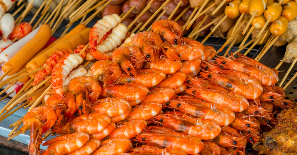 large-shrimp-and-grilled-sausages-cooked-on-the-streets-of-thailand