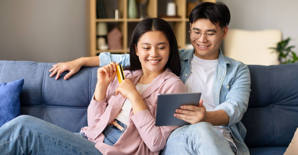 couple-learning-financial-planning