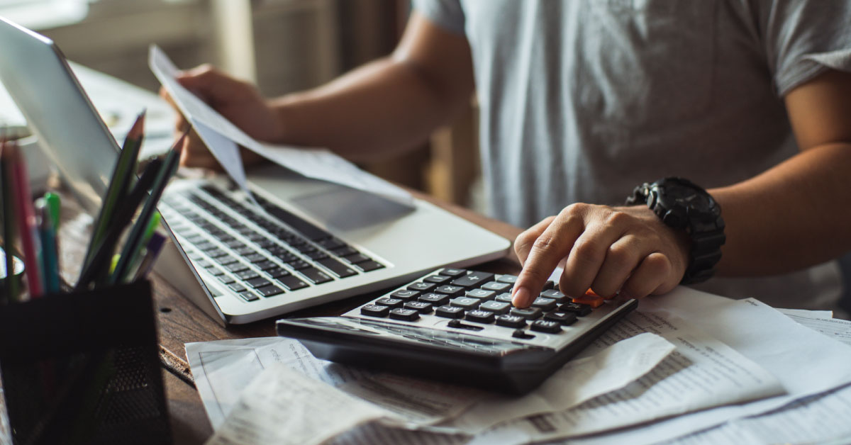 man-tracking-earnings-expenses-and-time-spent